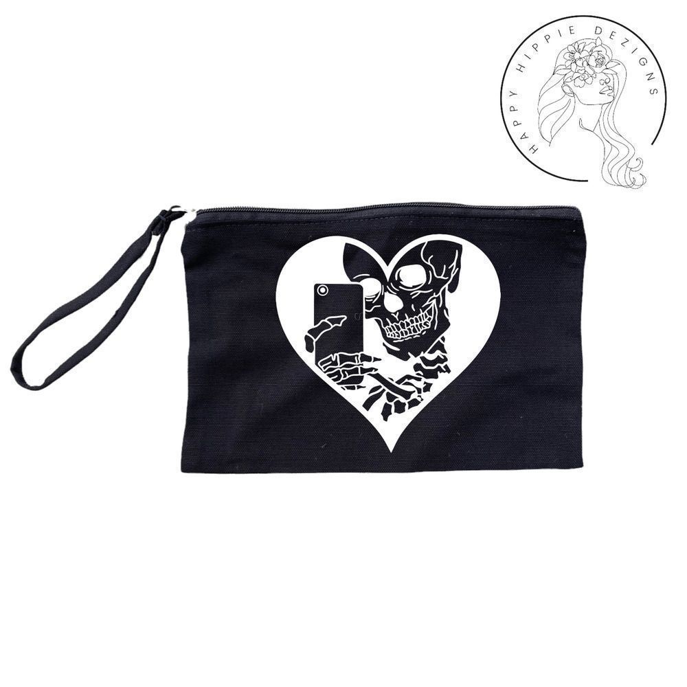 🎄Skeleton Heart Selfie Black Wristlet